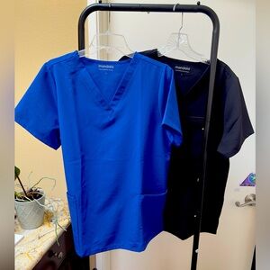 Mandala Women’s Galaxy Blue and Black Scrub Tops size L